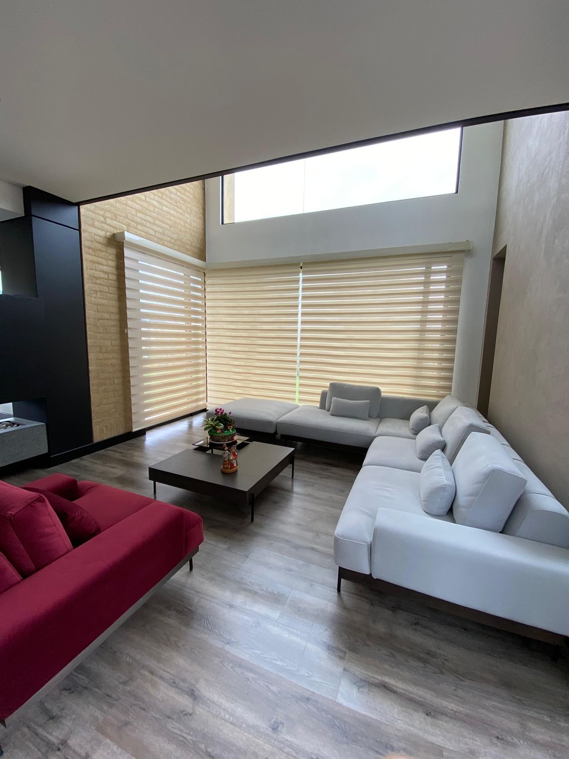 Cortina sheer elegance instalada en ventanal de piso a techo